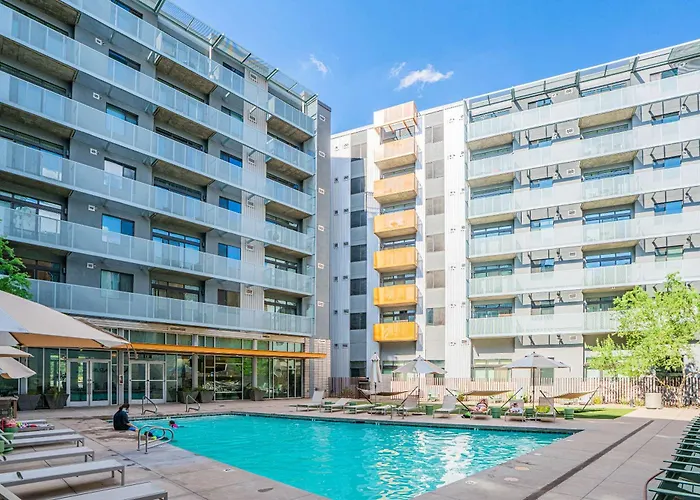 Stylish 2bd - Cdt - Gym, Pool, Parking - Sleep 8 Phoenix