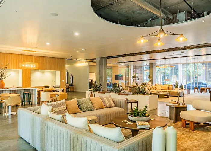 Stylish 2bd - Cdt - Gym, Pool, Parking - Sleep 8 *
