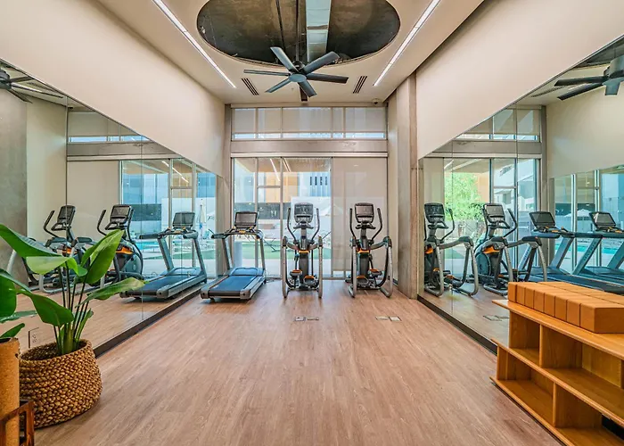 Stylish 2bd - Cdt - Gym, Pool, Parking - Sleep 8
