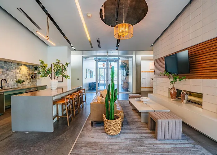 Stylish 2bd - Cdt - Gym, Pool, Parking - Sleep 8 Phoenix