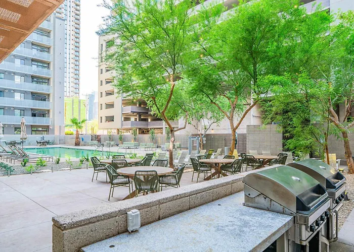 Stylish 2bd - Cdt - Gym, Pool, Parking - Sleep 8 *